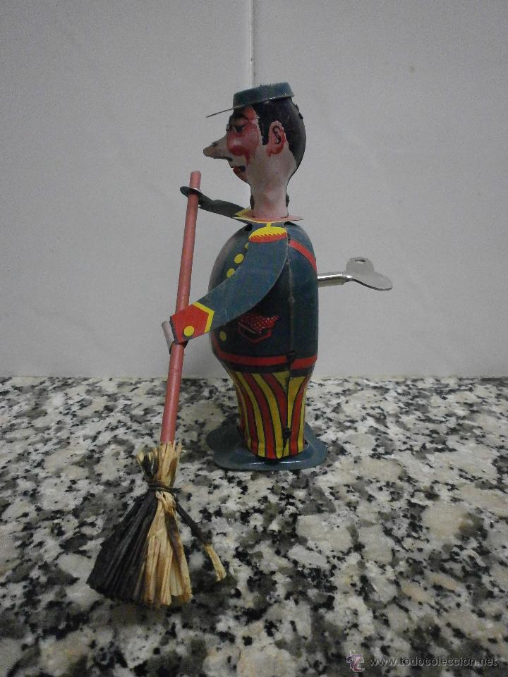 Juguetes antiguos de hojalata: BARRENDERO DE  PAYA - Foto 2