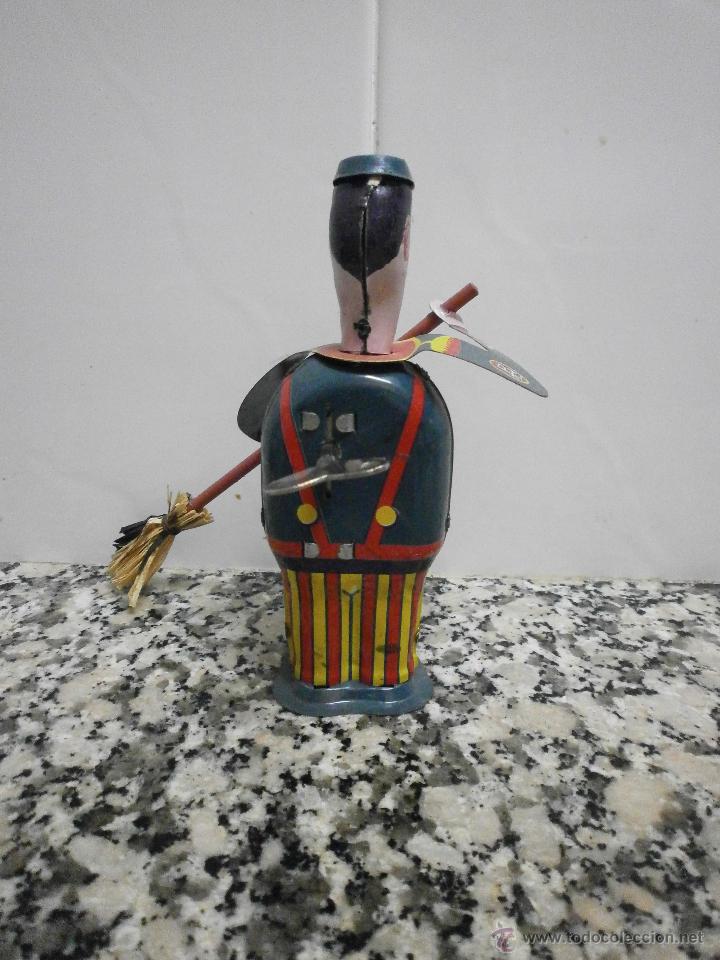 Juguetes antiguos de hojalata: BARRENDERO DE  PAYA - Foto 3