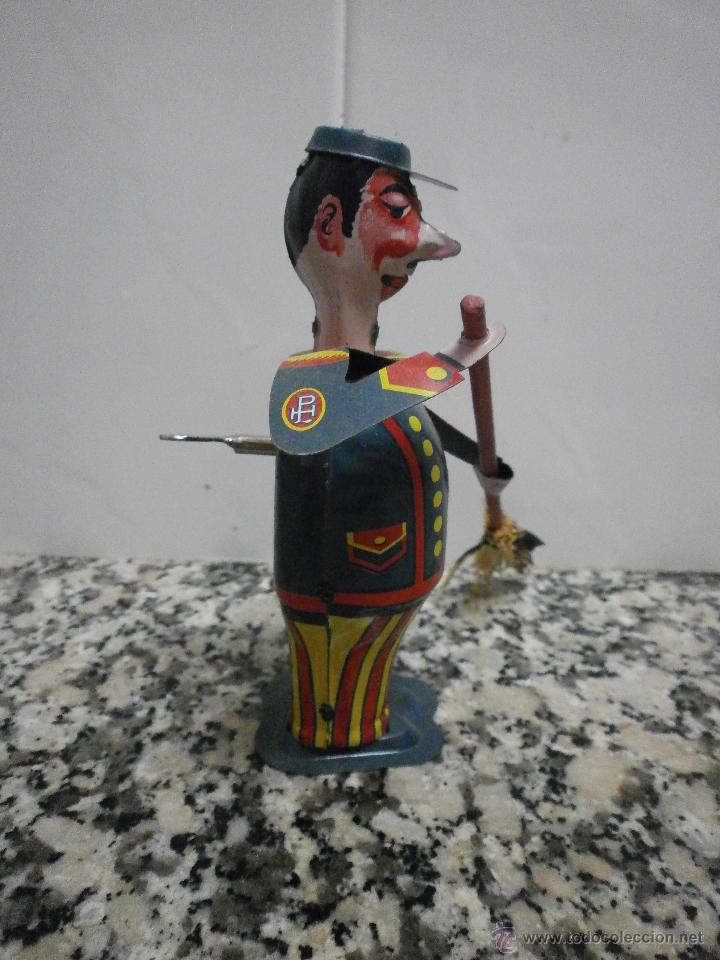 Juguetes antiguos de hojalata: BARRENDERO DE  PAYA - Foto 4