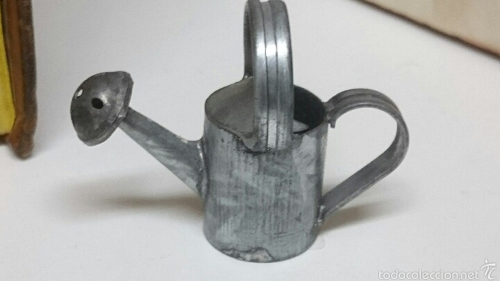 Juguetes antiguos de hojalata: Regadera hojalata en miniatura - Foto 1