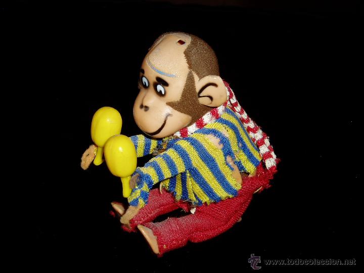 Juguetes antiguos de hojalata: Macaco con maracas aut&oacute;mata - Foto 1