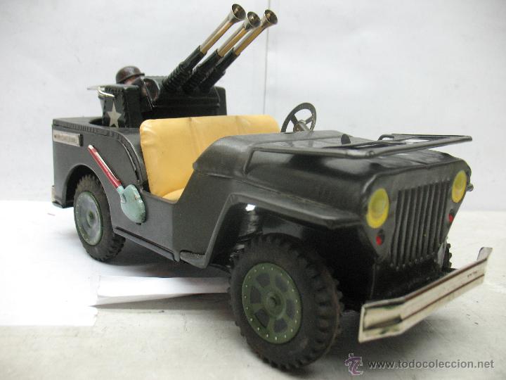 antiguo jeep militar de hojalata con mecanismo