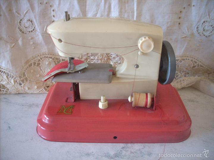 Juguetes antiguos de hojalata: M&aacute;quina de coser, marca MC - Foto 1