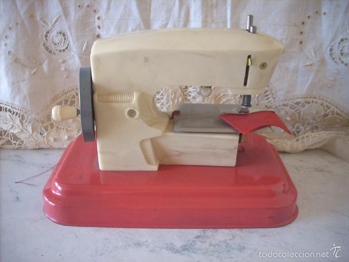 Juguetes antiguos de hojalata: M&aacute;quina de coser, marca MC - Foto 2