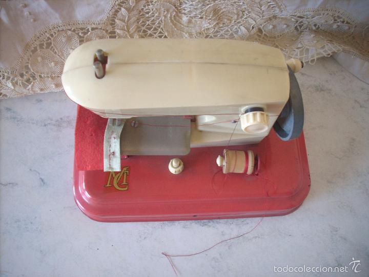 Juguetes antiguos de hojalata: M&aacute;quina de coser, marca MC - Foto 4