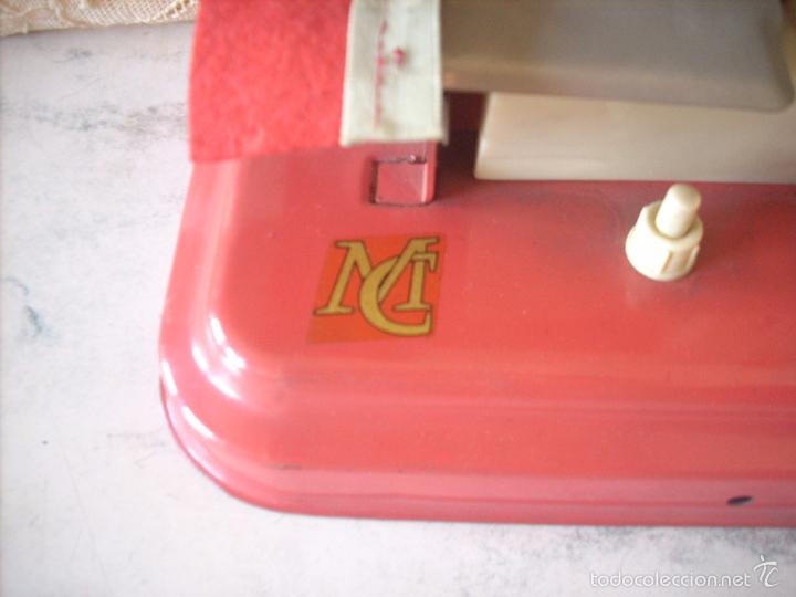 Juguetes antiguos de hojalata: M&aacute;quina de coser, marca MC - Foto 5
