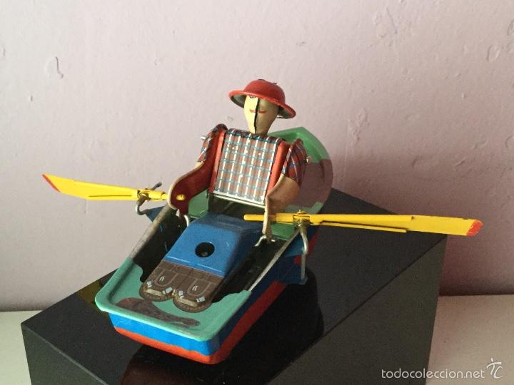Juguetes antiguos de hojalata: Se&ntilde;or remando. Hojalata. NUEVO - Foto 1