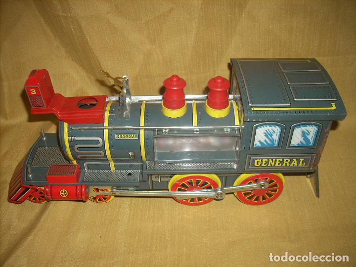 Juguetes antiguos de hojalata: Locomotora general, a pilas - Foto 1
