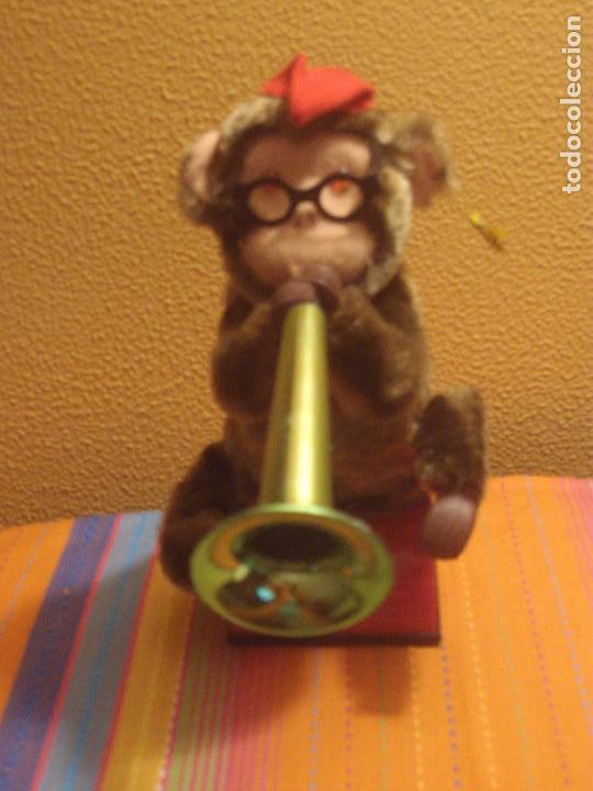 Juguetes antiguos de hojalata: ANTIGUO MONO MUSICAL - Foto 2