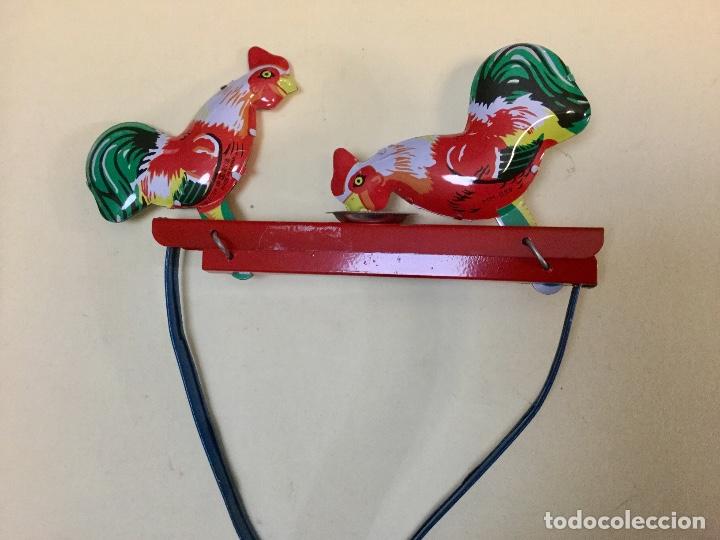 Juguetes antiguos de hojalata: Gallos picoteando. PAYA. - Foto 1
