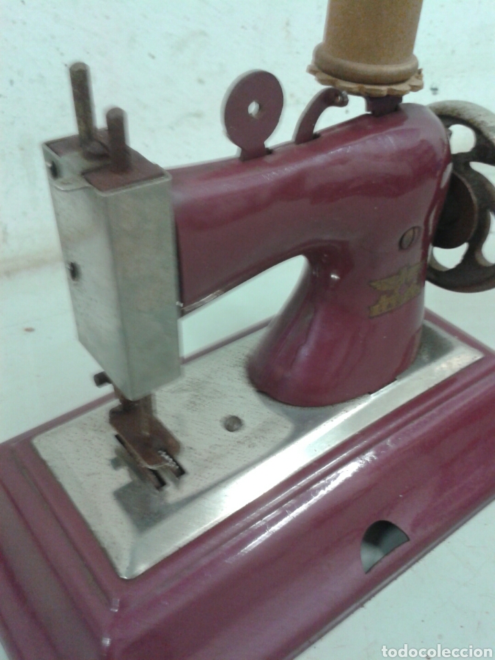 Juguetes antiguos de hojalata: M&Aacute;QUINA DE COSER CHAPA - Foto 1