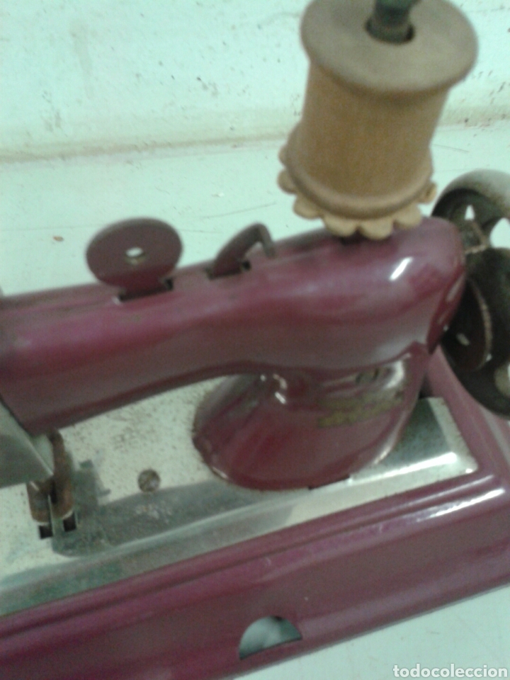 Juguetes antiguos de hojalata: M&Aacute;QUINA DE COSER CHAPA - Foto 2
