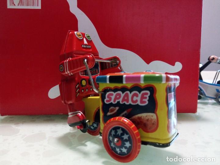 Juguetes antiguos de hojalata: Robot con carro de helados de chapa - Foto 1