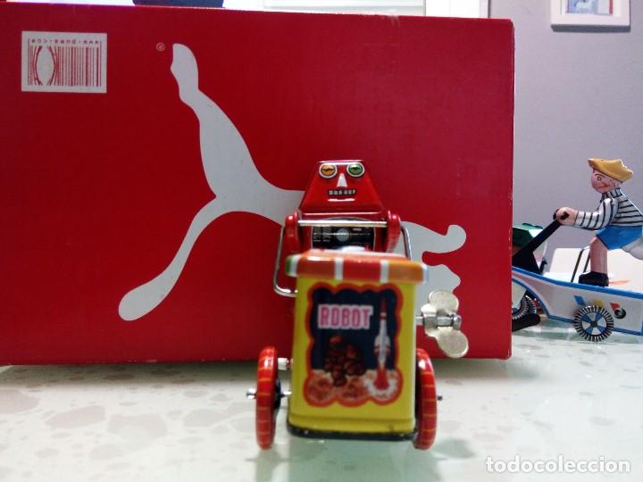 Juguetes antiguos de hojalata: Robot con carro de helados de chapa - Foto 2