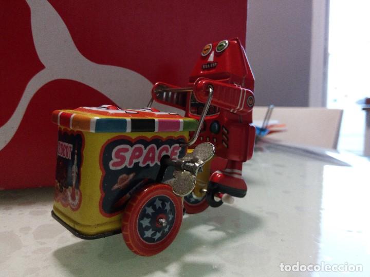 Juguetes antiguos de hojalata: Robot con carro de helados de chapa - Foto 3