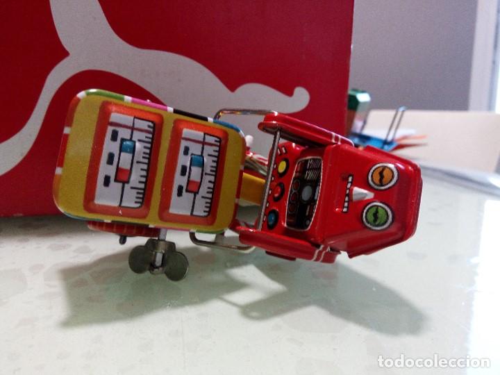 Juguetes antiguos de hojalata: Robot con carro de helados de chapa - Foto 4
