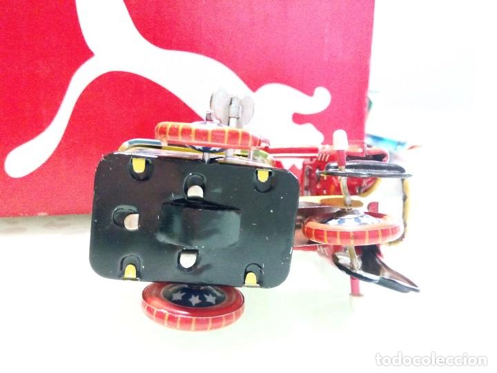 Juguetes antiguos de hojalata: Robot con carro de helados de chapa - Foto 5