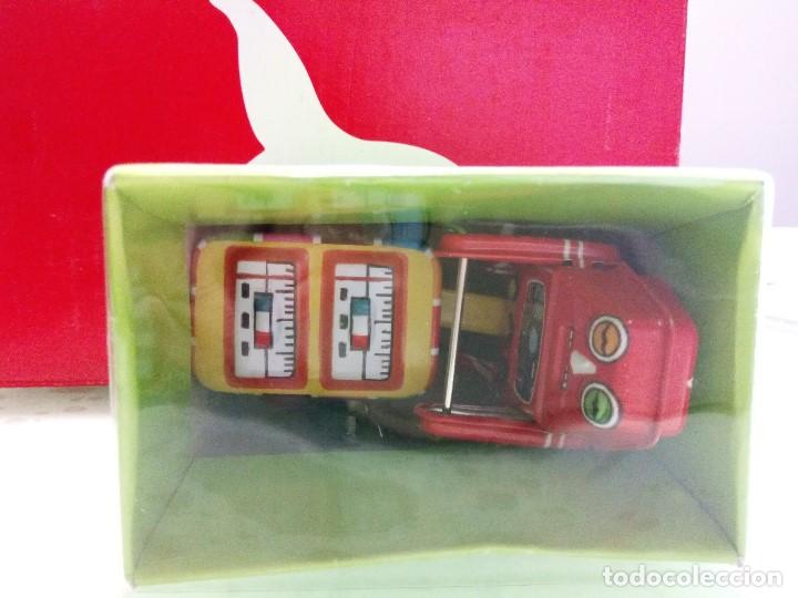 Juguetes antiguos de hojalata: Robot con carro de helados de chapa - Foto 6