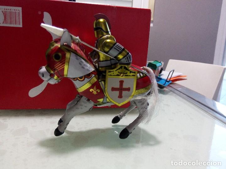 Juguetes antiguos de hojalata: Caballero de chapa a caballo. - Foto 1