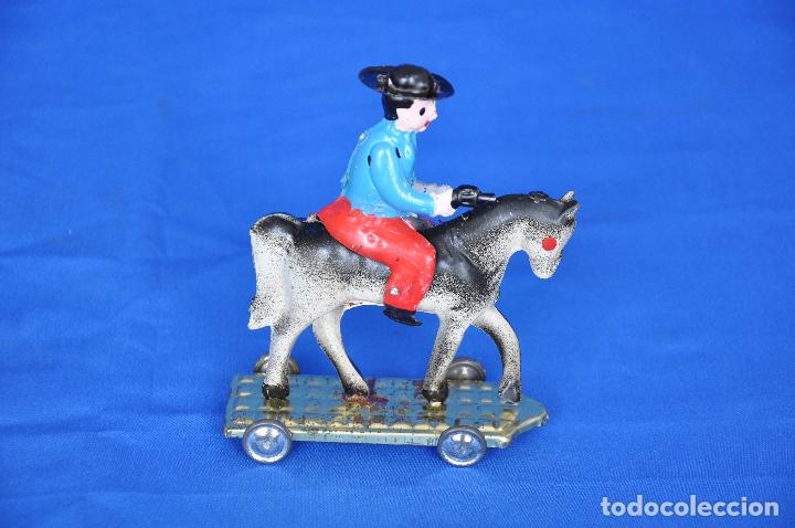 Juguetes antiguos de hojalata: Jinete con caballo. - Foto 1