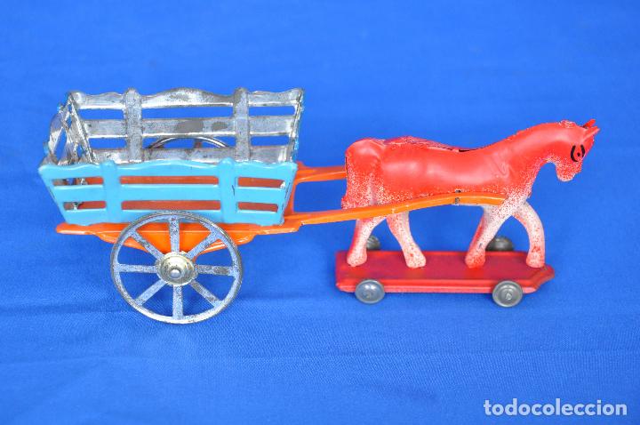 Juguetes antiguos de hojalata: Carro con caballo. - Foto 1