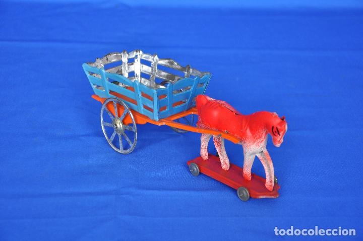 Juguetes antiguos de hojalata: Carro con caballo. - Foto 2