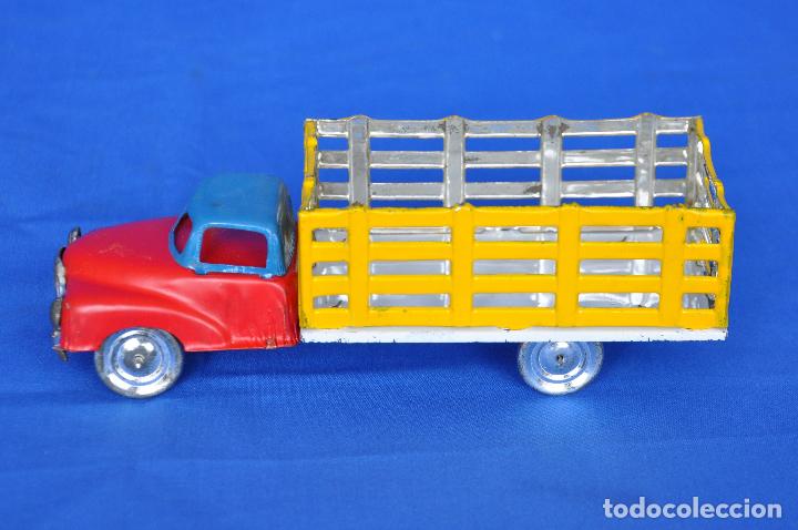 Juguetes antiguos de hojalata: Camioneta de carga. - Foto 3