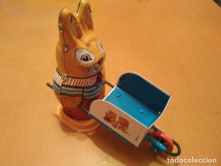 Juguetes antiguos de hojalata: Conejito con carretilla - Foto 1