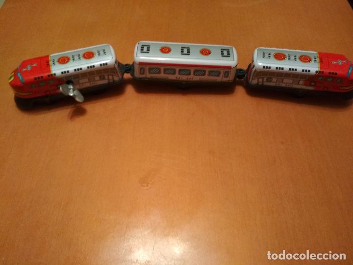 Juguetes antiguos de hojalata: Tren de hojalata y pl&aacute;stico - Foto 1