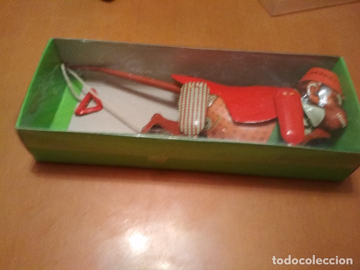 Juguetes antiguos de hojalata: Mono trepador - Foto 1
