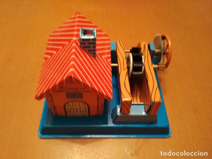 Juguetes antiguos de hojalata: Casa con molino - Foto 1