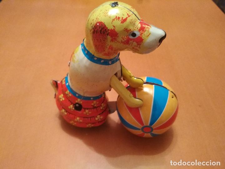 Juguetes antiguos de hojalata: Perro con pelota - Foto 1