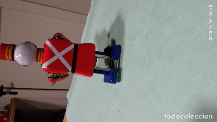 Juguetes antiguos de hojalata: Soldado tamborilero - Foto 3