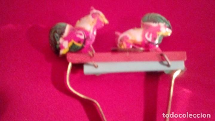 Juguetes antiguos de hojalata: GALLINAS COMIENDO DE HOJALATA - Foto 1