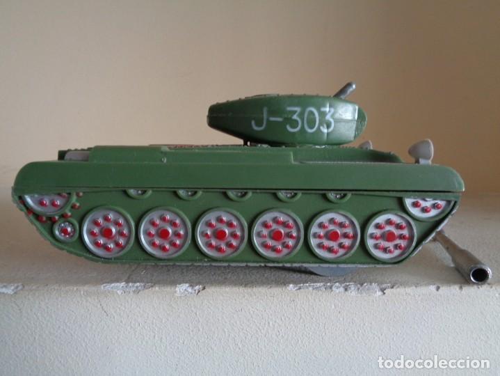 Juguetes antiguos de hojalata: TANQUE DE LA CASA COMANDO - Foto 3