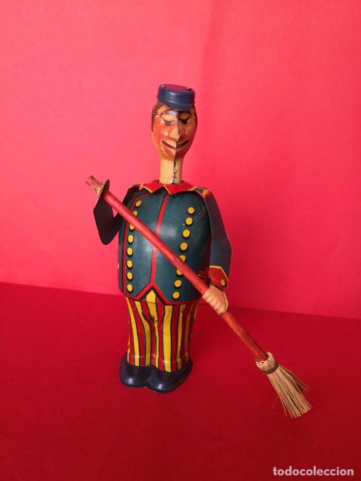 Juguetes antiguos de hojalata: Barrendero Paya de los a&ntilde;os 30. - Foto 1