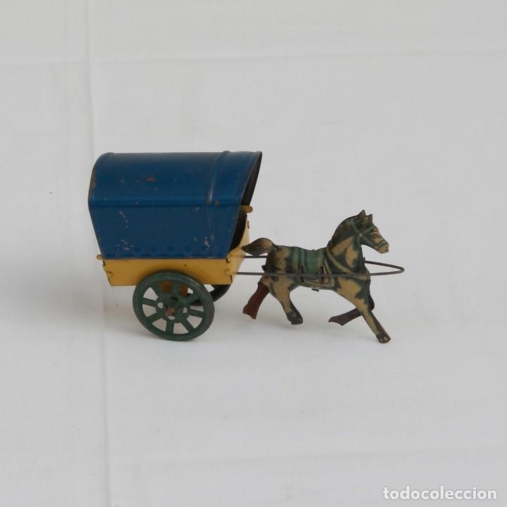 Juguetes antiguos de hojalata: Carruaje con caballo Rico. - Foto 1