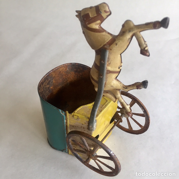 Juguetes antiguos de hojalata: Carruaje con caballo Rico. - Foto 5
