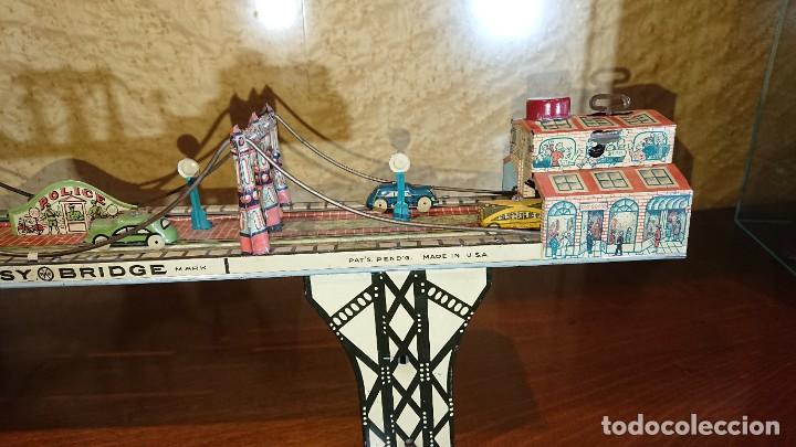 Juguetes antiguos de hojalata: Busy bridge Louis Marx - Foto 2