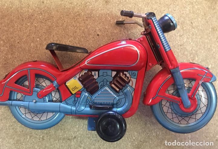 Juguetes antiguos de hojalata: Moto Chapa a cuerda. - Foto 2