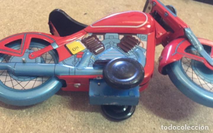 Juguetes antiguos de hojalata: Moto Chapa a cuerda. - Foto 3