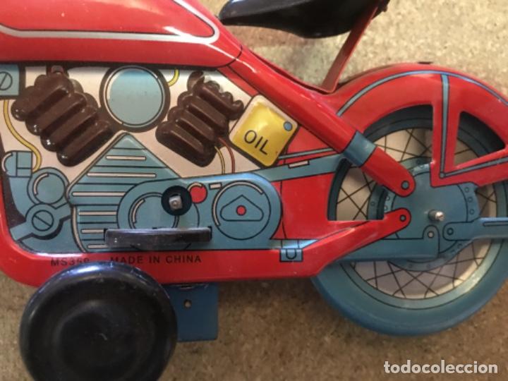 Juguetes antiguos de hojalata: Moto Chapa a cuerda. - Foto 4