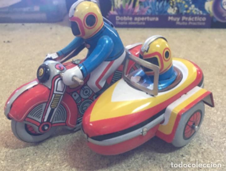 Juguetes antiguos de hojalata: Moto con Sidecar de Chapa a cuerda - Foto 1