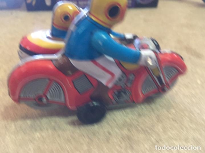 Juguetes antiguos de hojalata: Moto con Sidecar de Chapa a cuerda - Foto 2