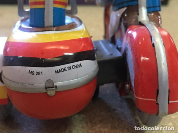 Juguetes antiguos de hojalata: Moto con Sidecar de Chapa a cuerda - Foto 3