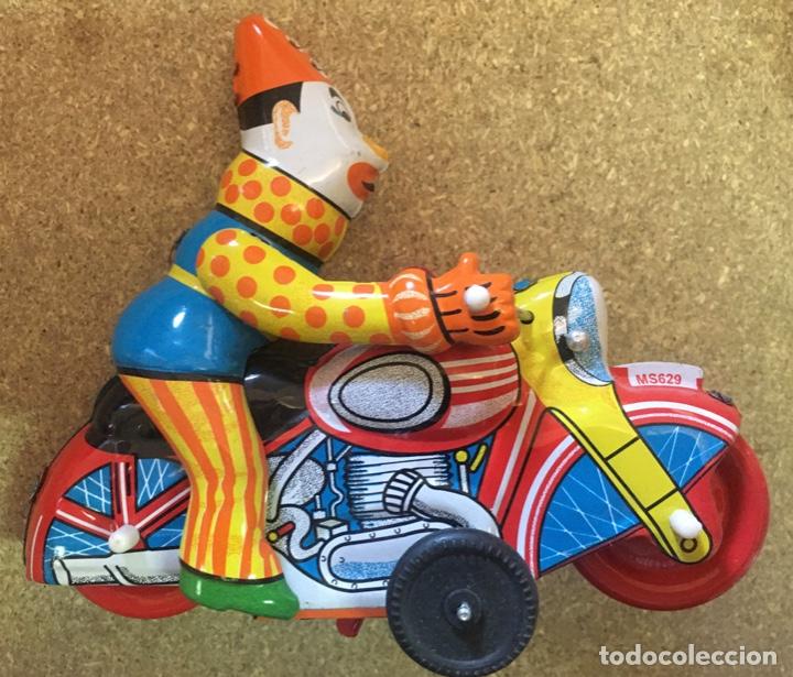 Juguetes antiguos de hojalata: Moto con Payaso de Chapa a cuerda - Foto 1