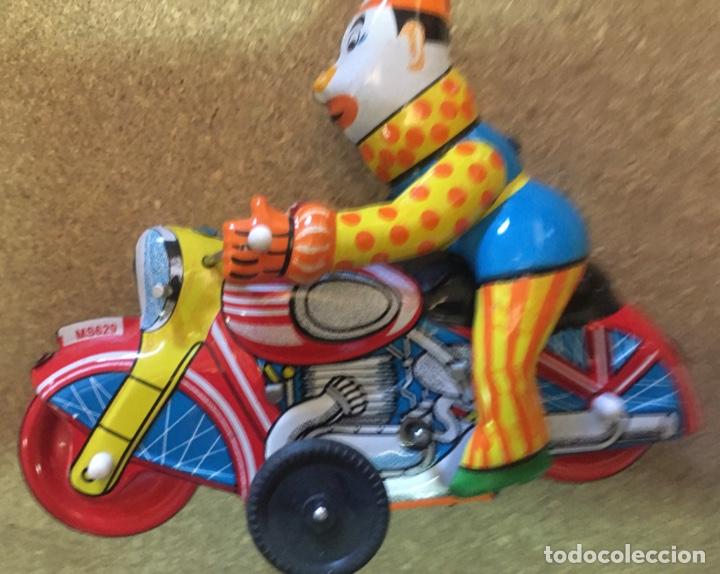 Juguetes antiguos de hojalata: Moto con Payaso de Chapa a cuerda - Foto 2