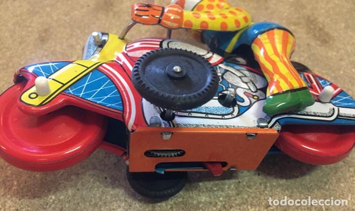 Juguetes antiguos de hojalata: Moto con Payaso de Chapa a cuerda - Foto 3