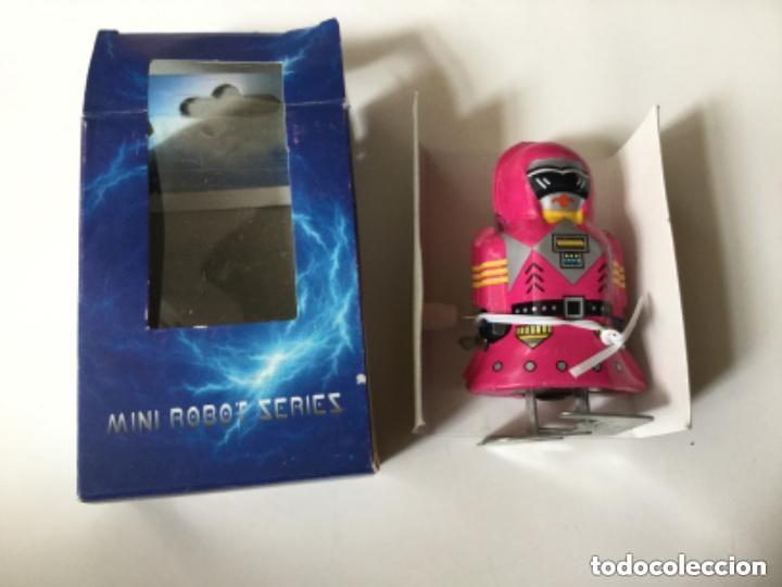 Juguetes antiguos de hojalata: Robot- mini a cuerda - Foto 2