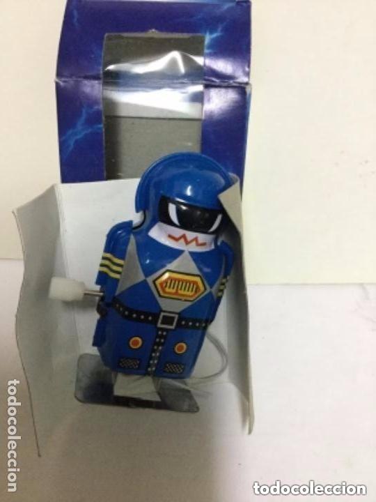 Juguetes antiguos de hojalata: mini robot - azul -a cuerda - Foto 1